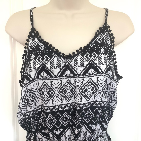NWT Fio Fio Womens Black White Print M Sleeveless Romper Crochet Trim - Picture 2 of 8